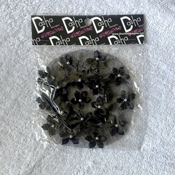 Dasha Designs - Net Bun Cover scattered w/ribbon flowers centered with a pearl - Picture 2 of 6